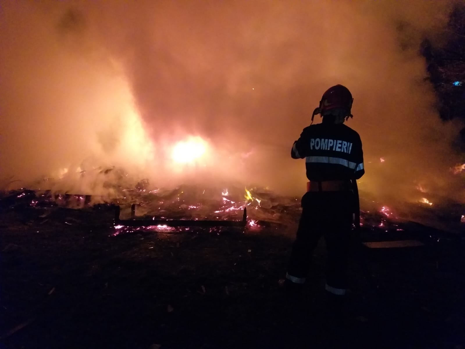 FOTO: Un incendiu a mistuit o tonă de deșeuri, în Sibiu