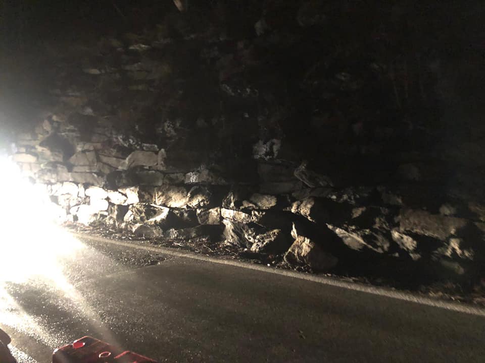 FOTO: Restricții de circulație pe Valea Oltului din cauza prăbușirii unui zid de sprijin