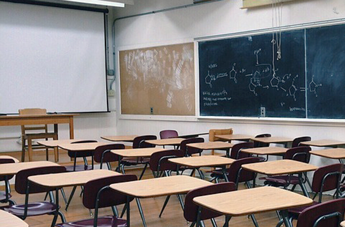 Revenirea la anul școlar cu trimestre, criticată de părinți: „Vor fi teze și note în plus”