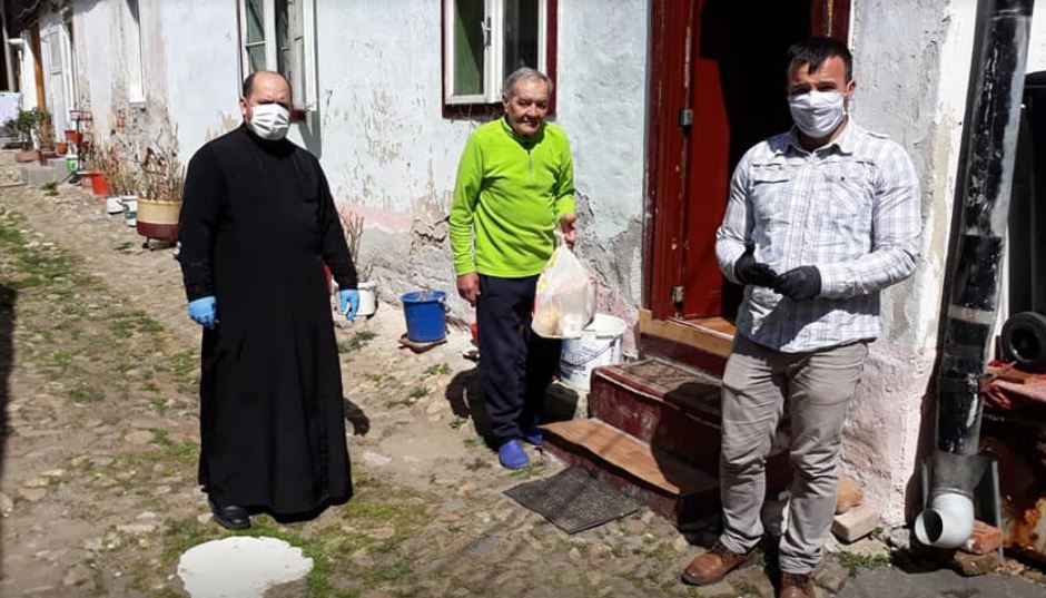 45 de familii au primit pungi cu alimente, din partea Parohiei Cisnădie III