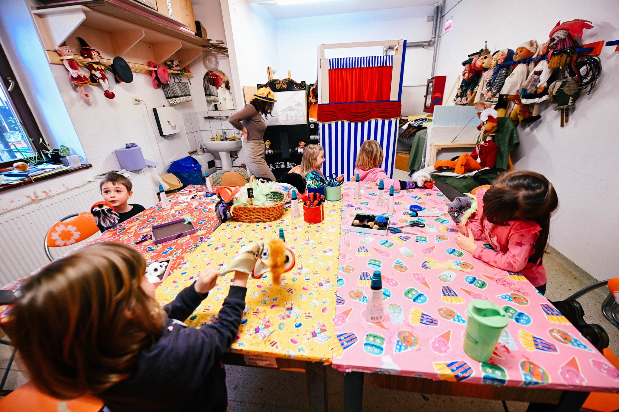 Copiii demarează lucrările în bucătărie. Își construiesc un teatru