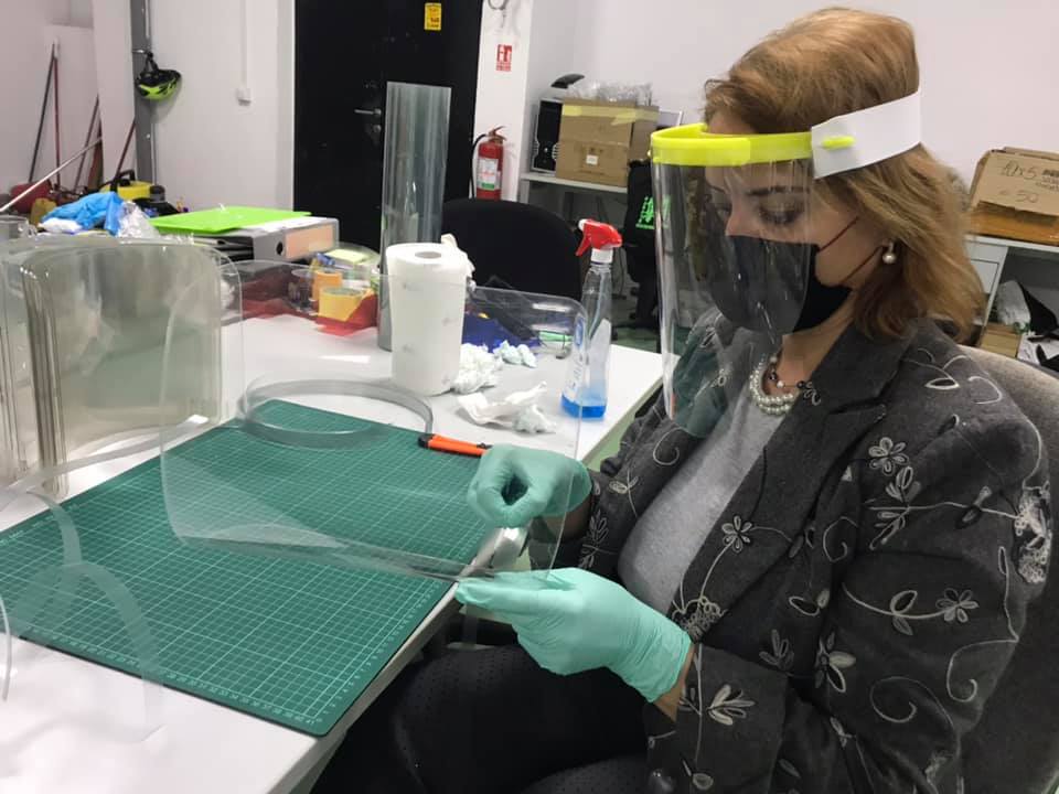 Directorul DGASPC Sibiu a confecționat viziere pentru angajații săi