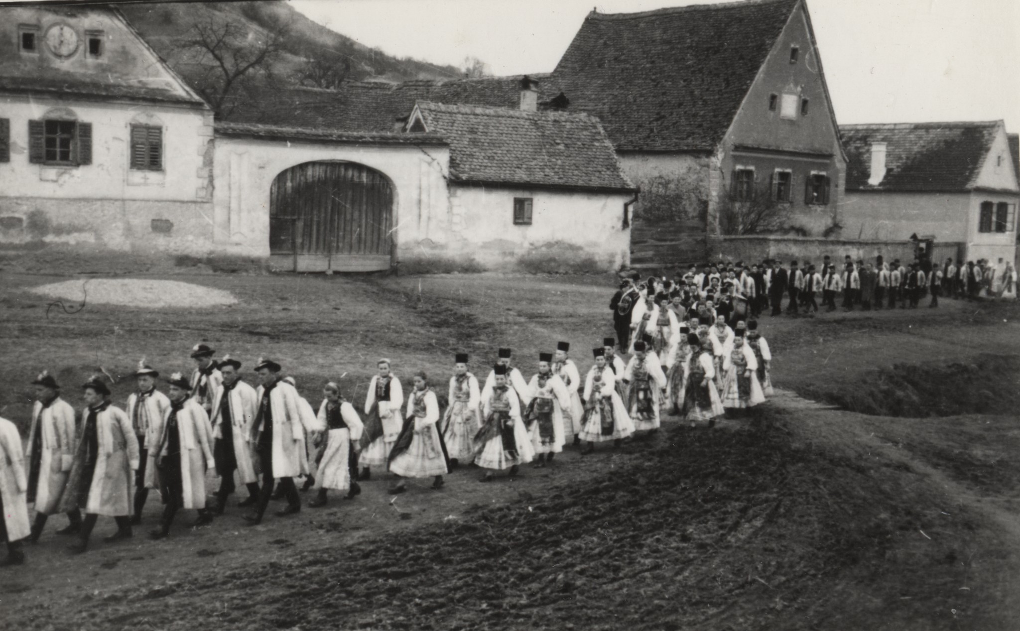 Cum sărbătoreau Paștile sașii din Transilvania. Fanfara satului vestea Învierea Domnului