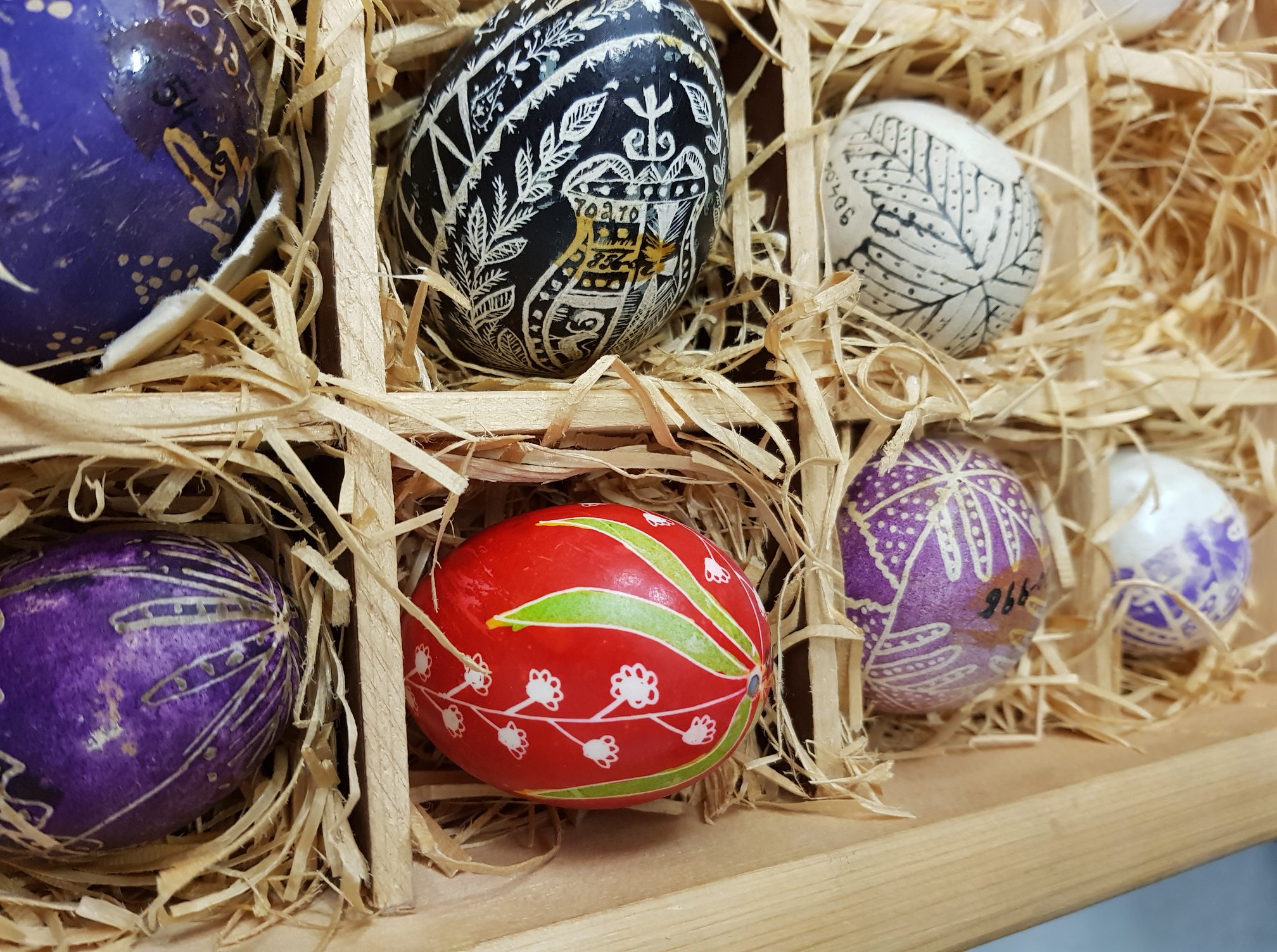 Încondeiatul ouălor, în Joia Mare. Brodarea oului cu paiete și mărgele, una dintre metodele folosite de gospodinele din Mărginimea Sibiului