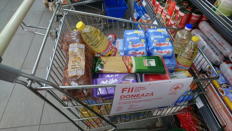 FOTO: Alte 17 familii nevoiașe sprijinite de Crucea Roșie Mediaș cu alimente și produse de igienă