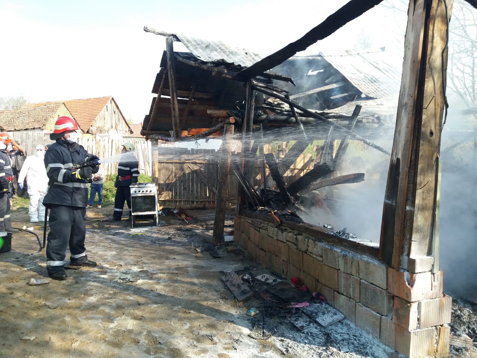 FOTO: Anexă distrusă de un incendiu. Focul a fost stins înainte de a cuprinde și o locuință