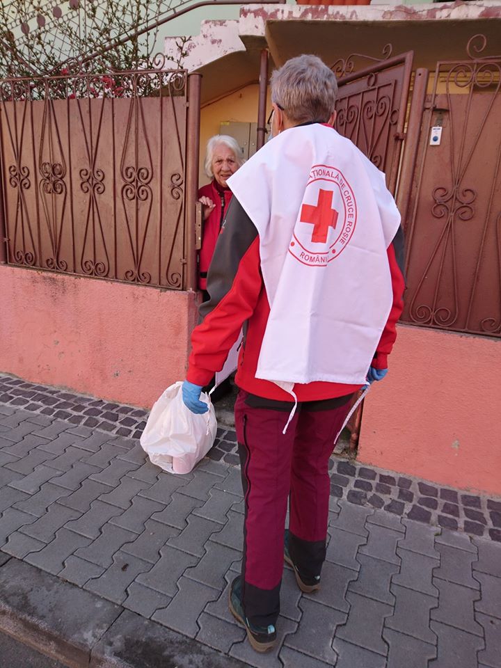 FOTO: Crucea Roșie Mediaș alături de oamenii nevoiași și de Secțiile Neonatologie și Pediatrie
