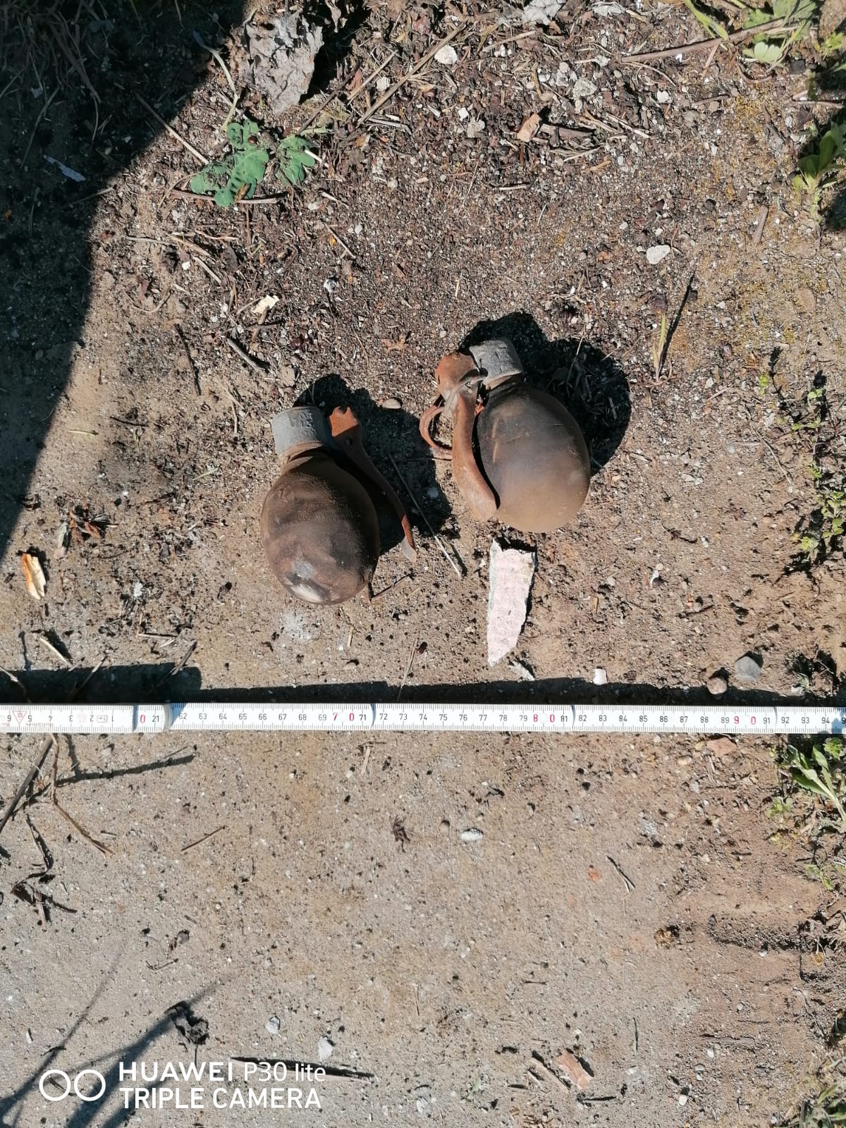 FOTO: Două grenade ofensive, descoperite de un medieșean în podul casei