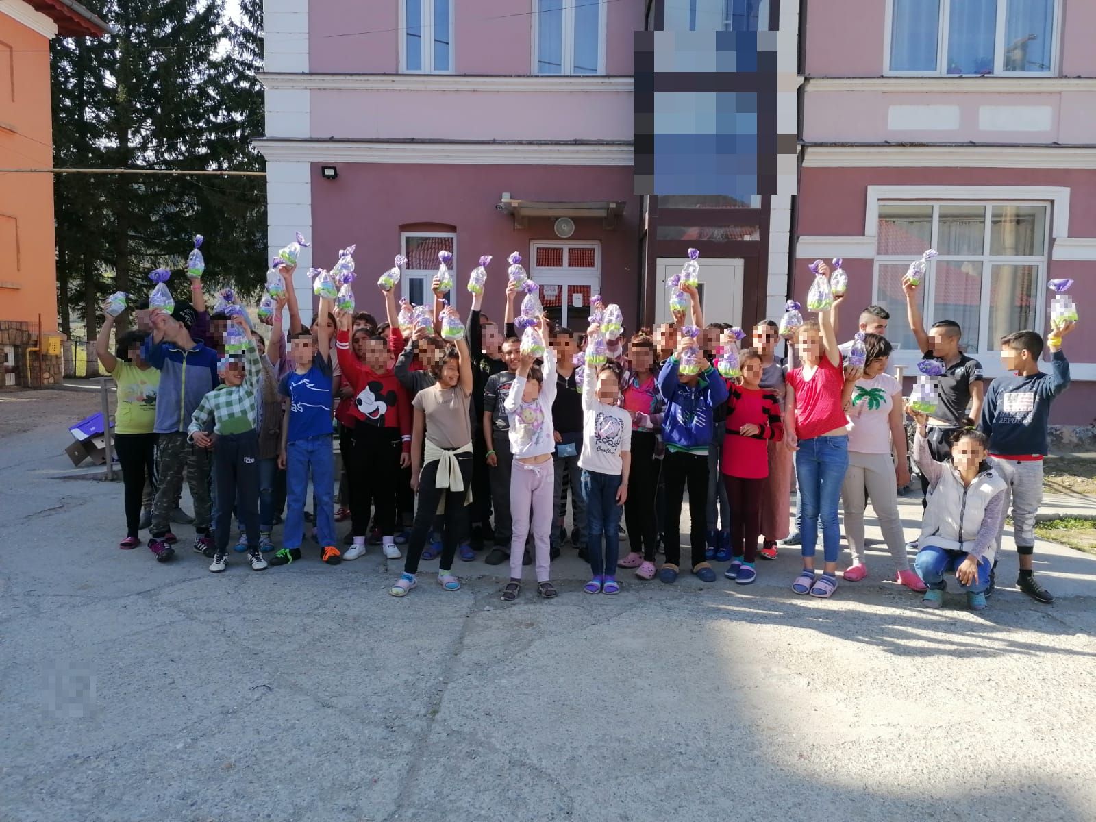 FOTO: Iepurașul de Paști al Crucii Roșii Sibiu a oferit alimente pentru 50 de familii din județ