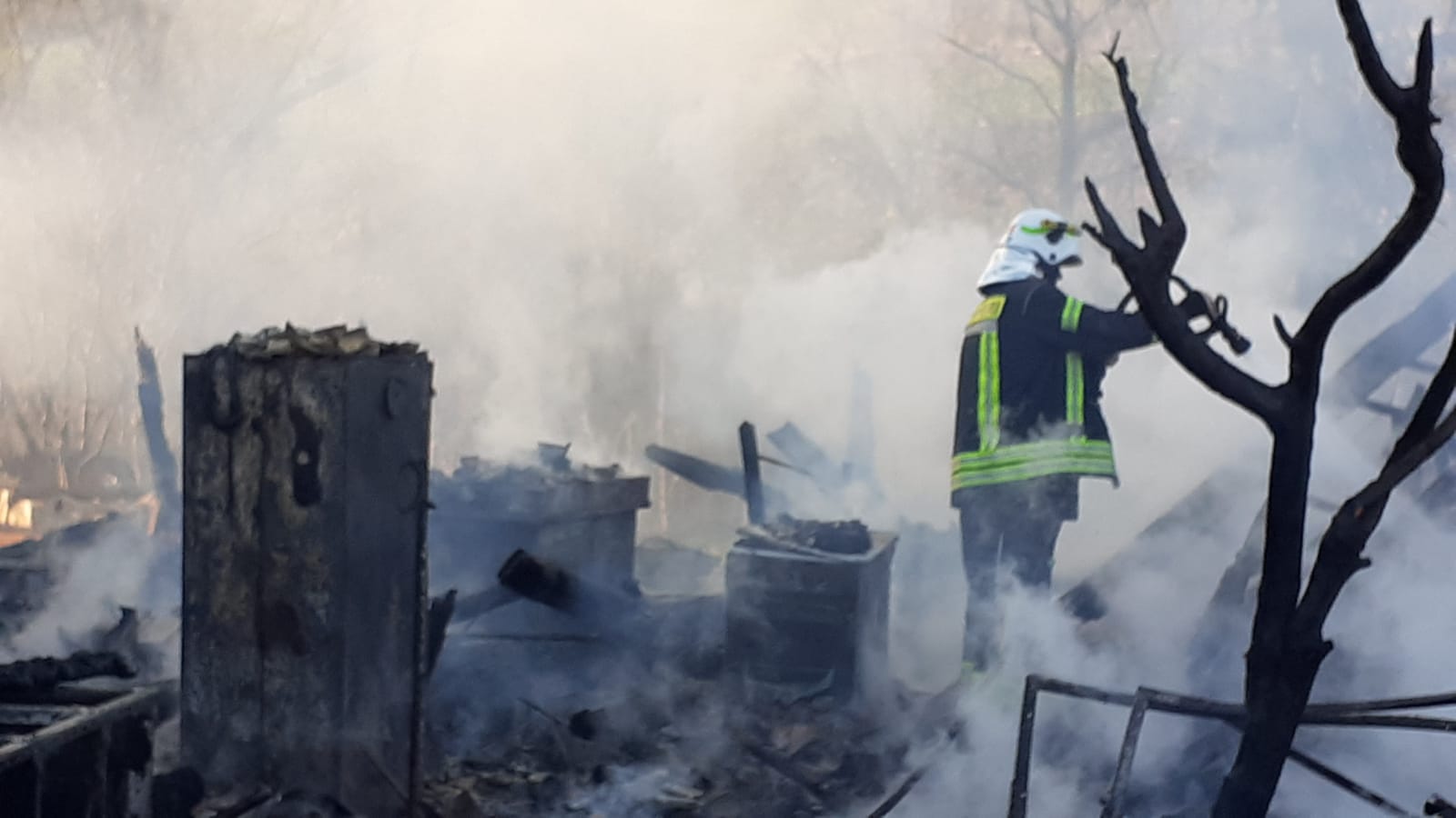 FOTO: Casă și șură în flăcări, la Slimnic