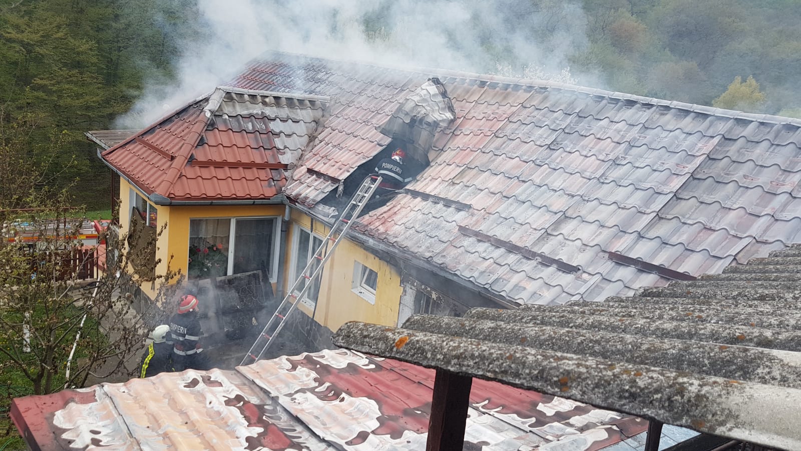 FOTO: Acoperișul unei case și o anexă, distruse de un incendiu