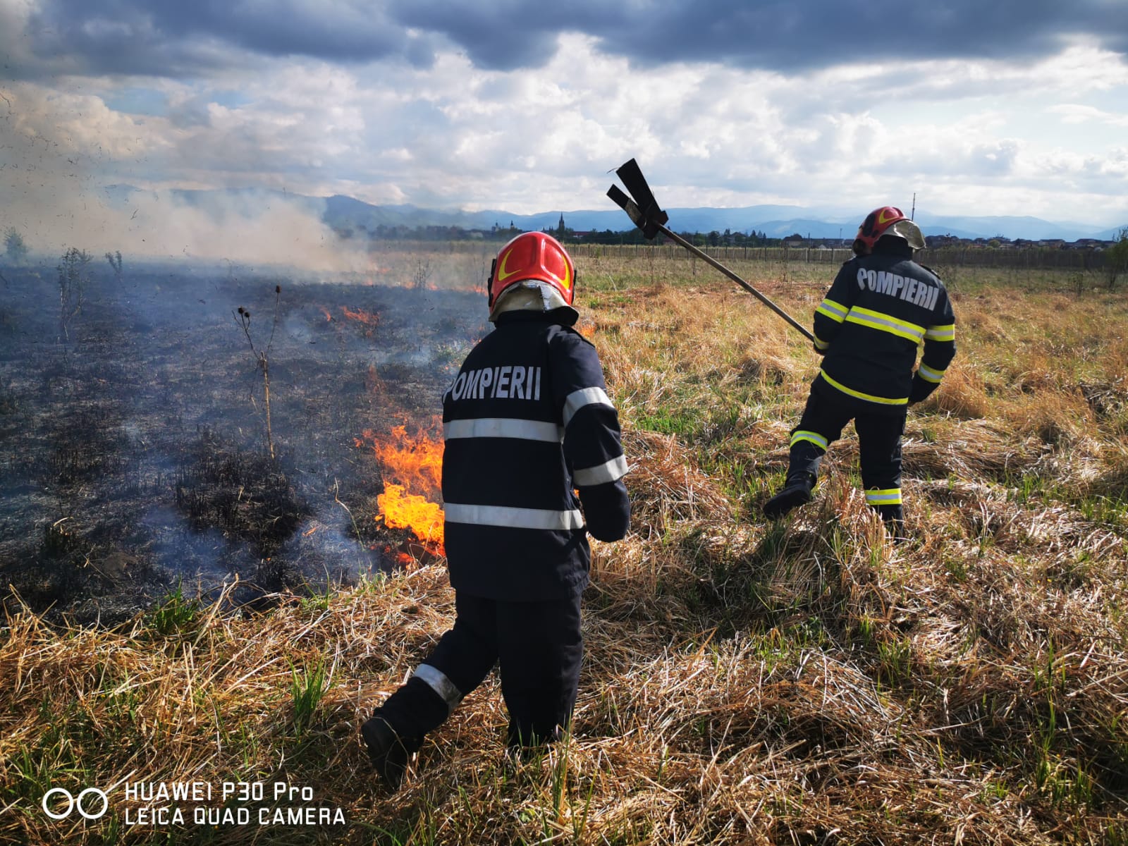 FOTO: Incendii lângă autostradă și în Dealul Dăii