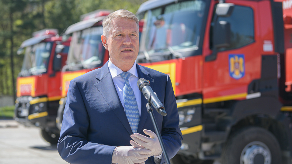 Președintele Klaus Iohannis: „De Paște stau acasă cu soția. Nu vom merge la biserică. Asta mă aștept să faceți cu toții.”