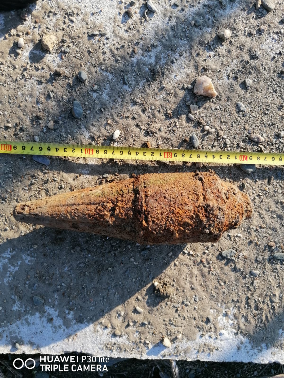 FOTO: Element de muniție, descoperit într-o grădină din Avrig