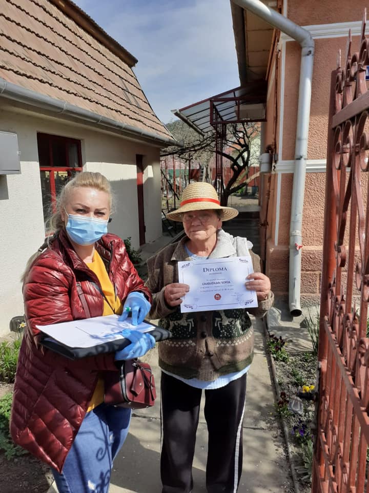 FOTO: Octogenarii din Mediaș și Ighișul Nou primesc acasă diplomele și premiile