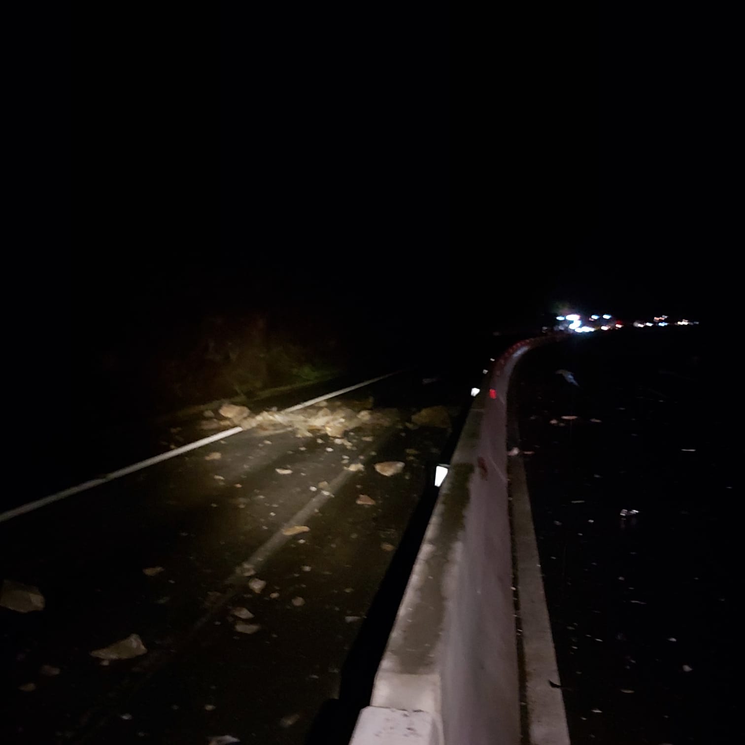 FOTO: Două mașini avariate din cauza căderilor de pietre de pe versanți, pe DN 7