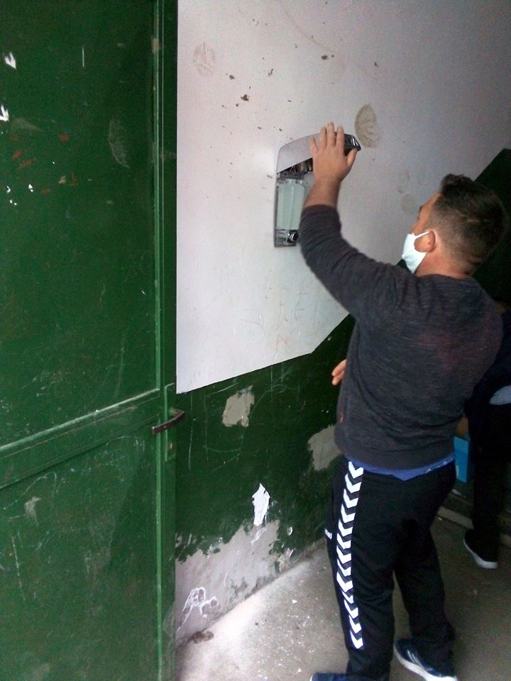 16 amenzi pentru copșenii care nu au respectat izolarea. Primăria din Copșa Mică a montat primele 90 de dozatoare cu dezinfectant