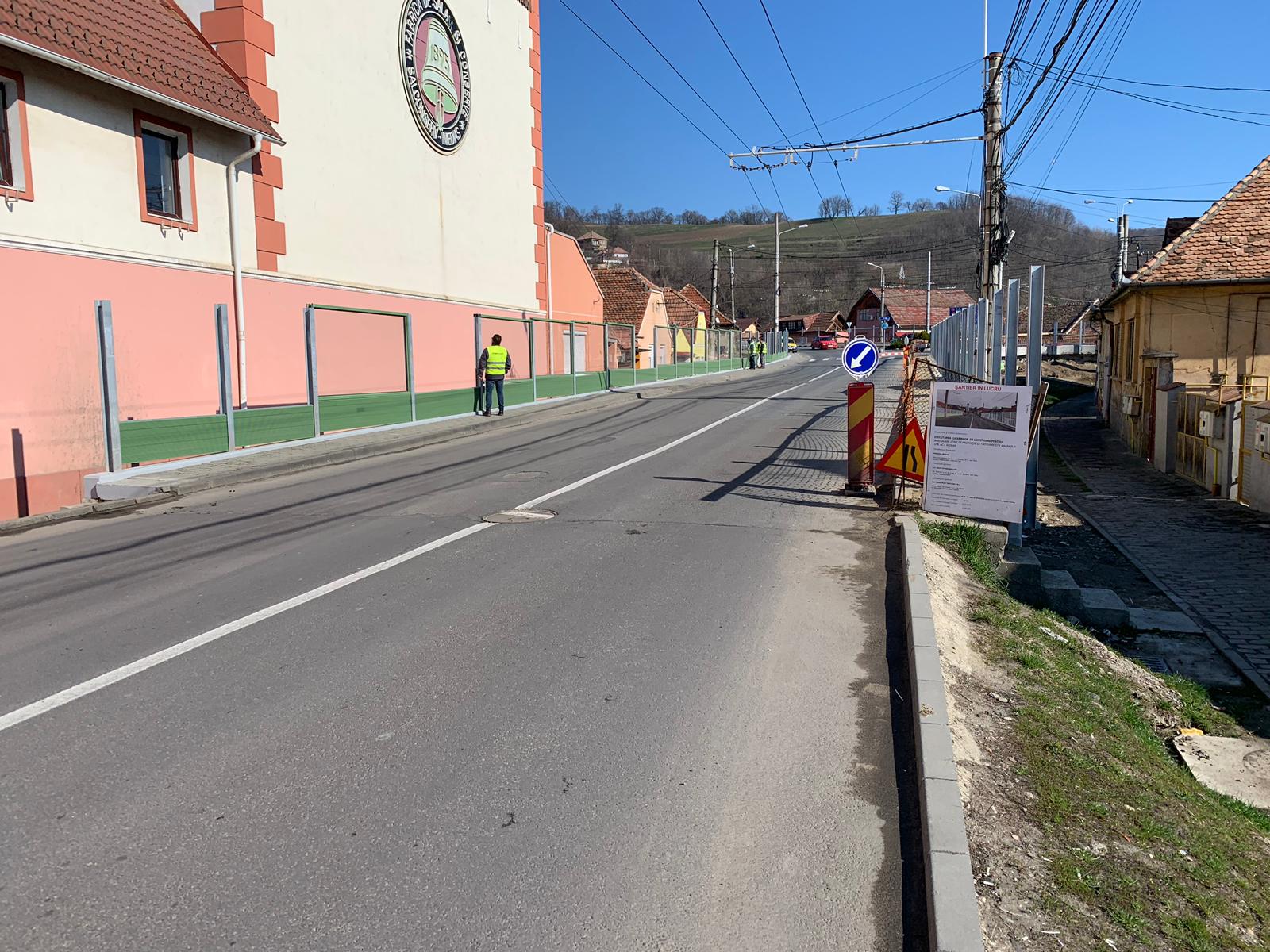 FOTO: Se lucrează la străzile, trotuarele și aleile din cartierele Mediașului
