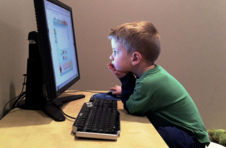 Poliția Română către părinți: Atenție la folosirea internetului de către copii