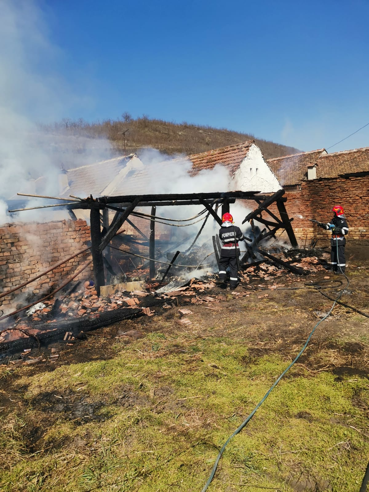 FOTO: Șură distrusă de un incendiu, la Axente Sever
