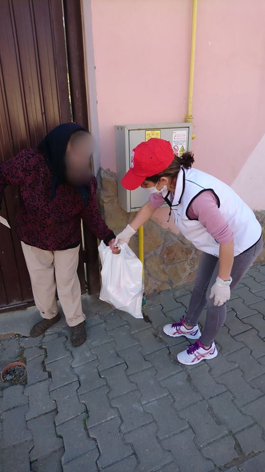 FOTO: Zeci de kilograme de alimente pentru oamenii nevoiași din Ighișul Nou din partea Crucii Roșii Mediaș