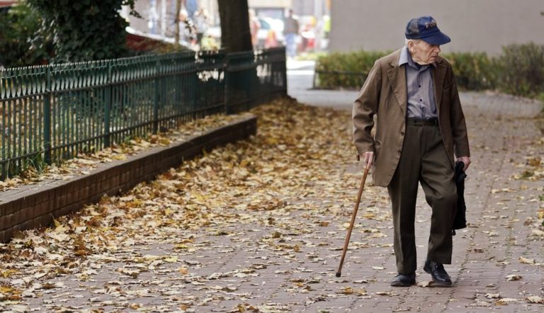 Persoanele care au peste 65 de ani pot ieși din case între orele 7 – 11 și 19 – 22