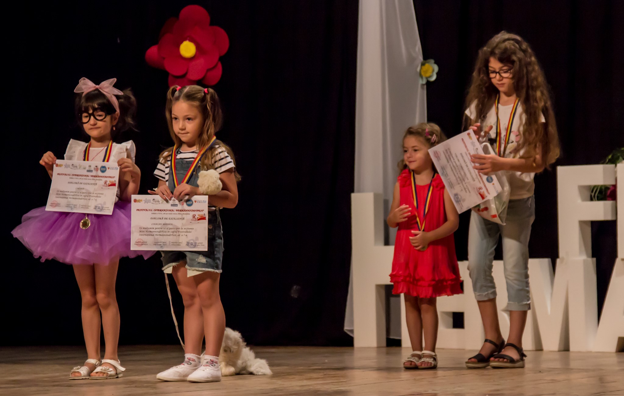 Concursul online “#StauAcasășicâștig”, în căutarea interpreților talentați