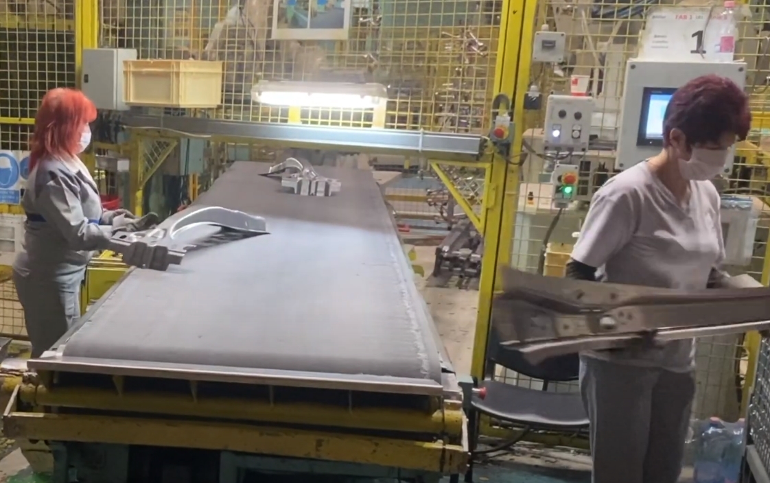 VIDEO Repornește economia: Uzina Dacia a reluat parțial producția, cu muncitori voluntari