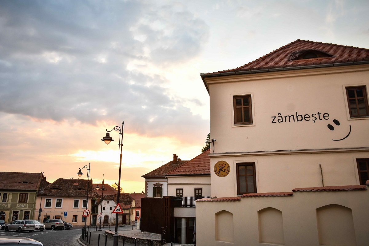 Teatrul „Gong”, iluminat în albastru pentru persoanele cu autism