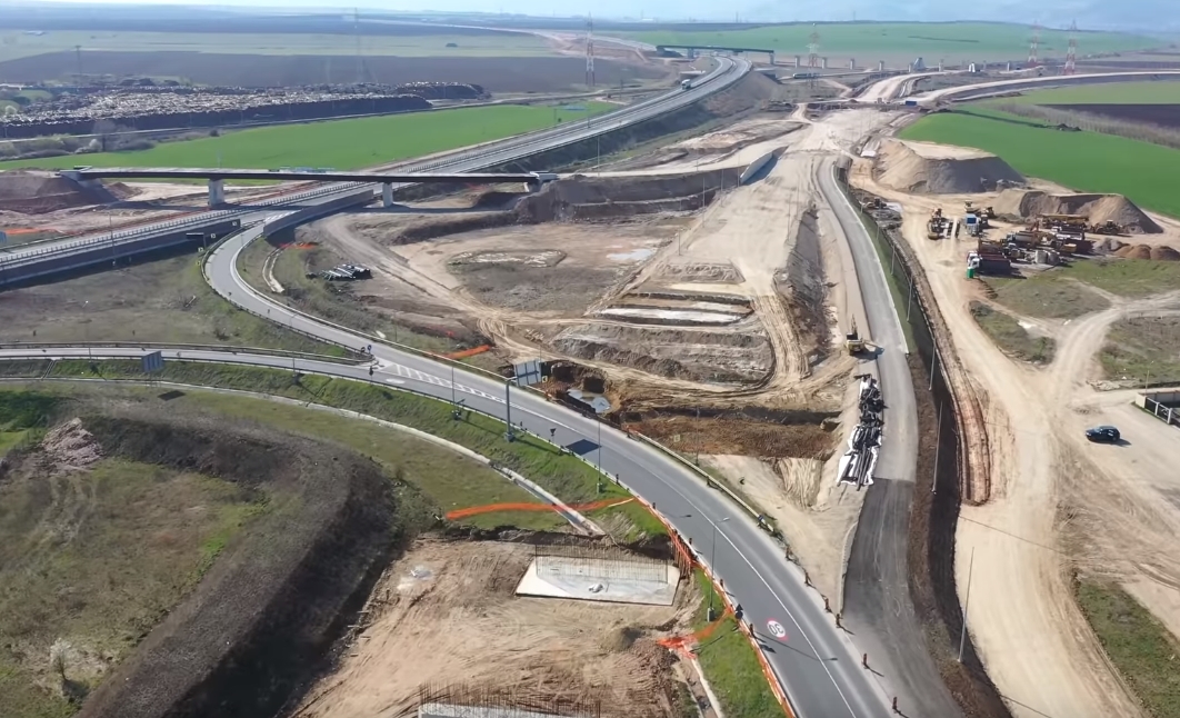 VIDEO Nodul de la Sebeș, pe Autostrada A10, spre Cluj, filmat din dronă. Șanse minime să fie dat în folosință în acest an