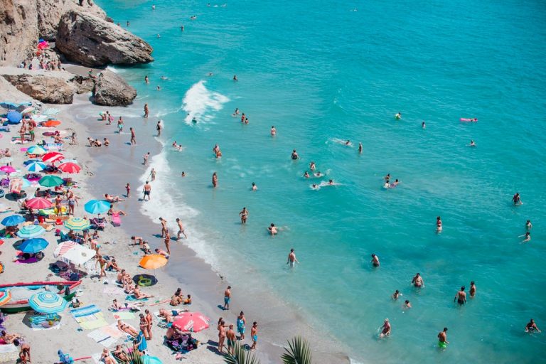 Sfatul unui fost patron de agenție de turism: “Gândiți-vă la concedii, uitați-vă la oferte, luați pachete cu anulare gratuită!”