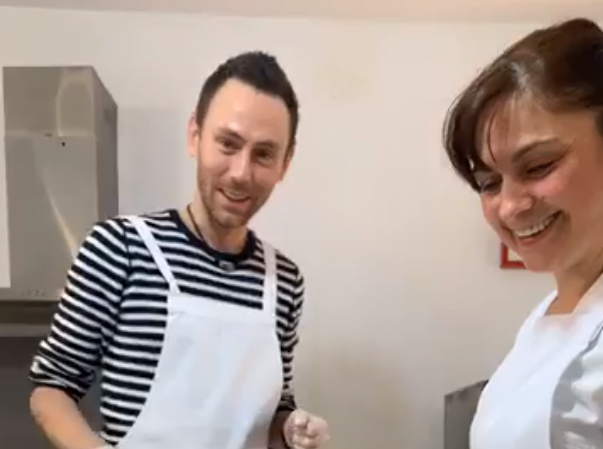VIDEO Sibianul Radu Nechifor gătește pentru cadrele medicale aflate în prima linie la Spitalul Județean Sibiu