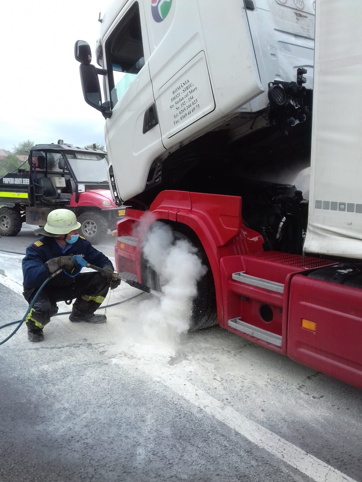 Trafic îngreunat pe DN14, în Agârbiciu. Un TIR a luat foc