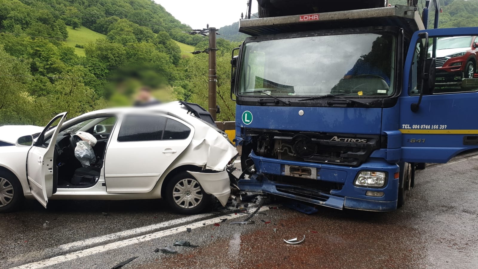 FOTO: Valea Oltului blocată de un accident rutier cu două TIR-uri și două autoturisme