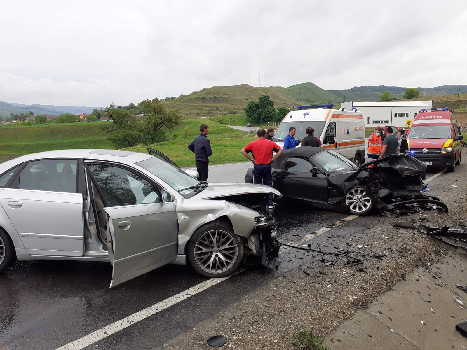 FOTO: Trei persoane rănite într-un accident rutier grav, pe DN 14