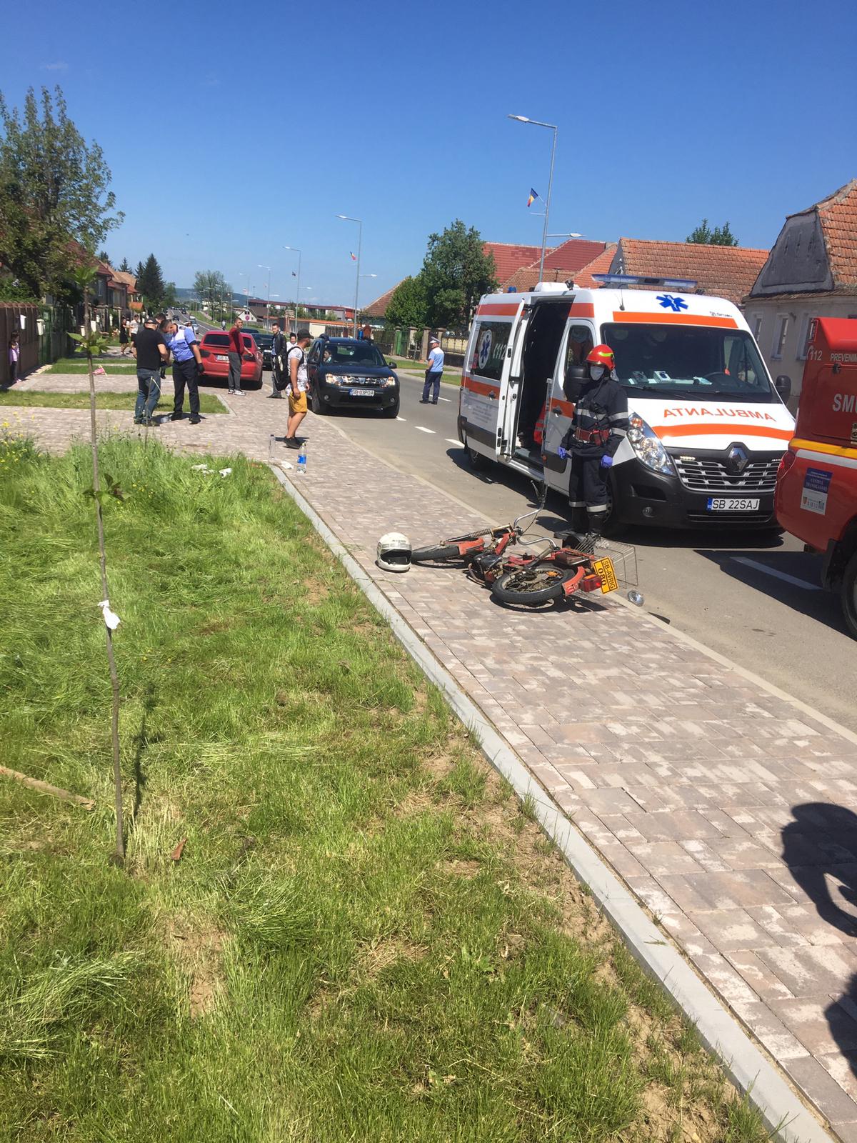 FOTO: Mopedist rănit într-o intersecție din Avrig