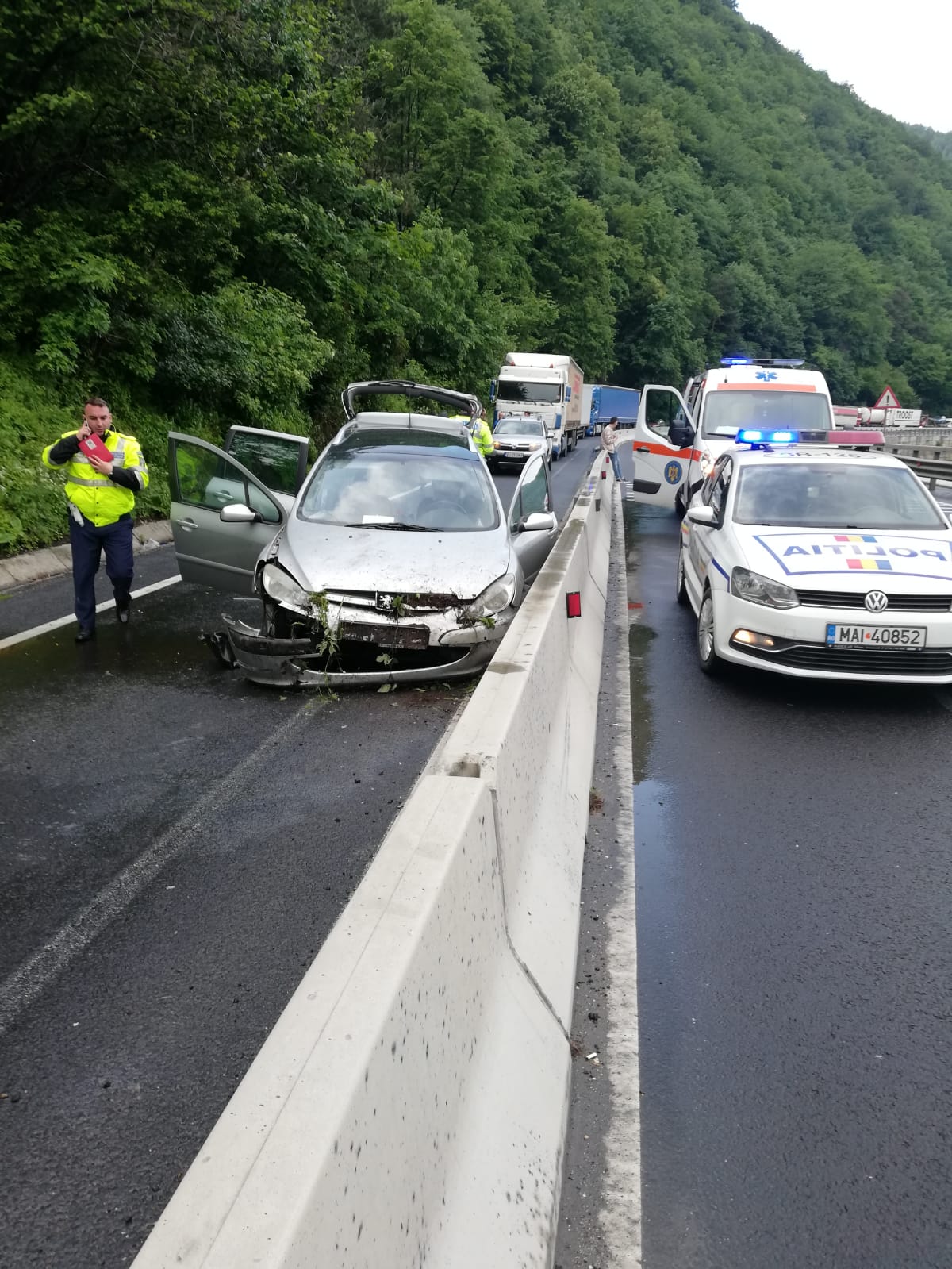 FOTO: O femeie a ajuns la spital în urma unui accident rutier pe Valea Oltului
