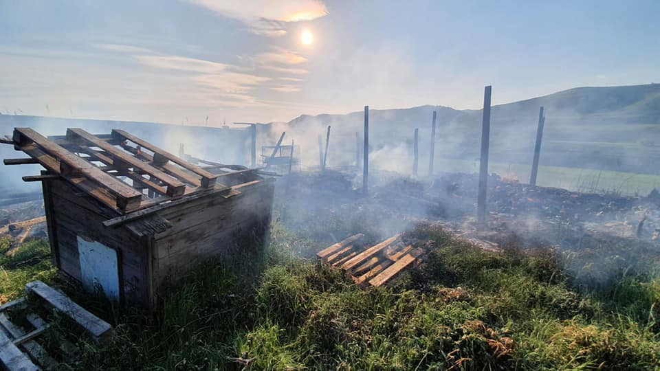 FOTO: Anexă distrusă de incendiu, la Târnava