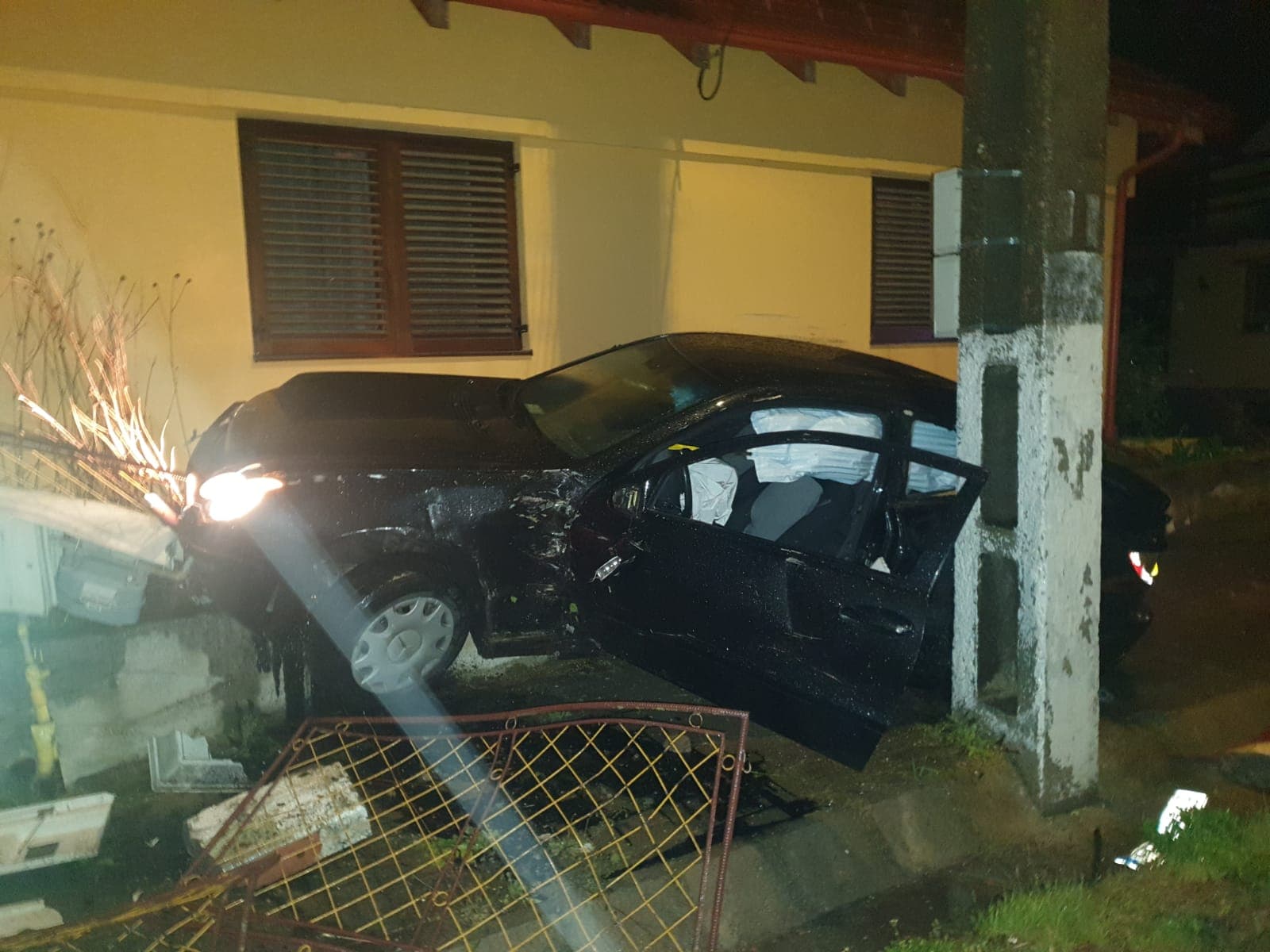 FOTO: Beat și fără permis a făcut praf o mașină într-un stâlp