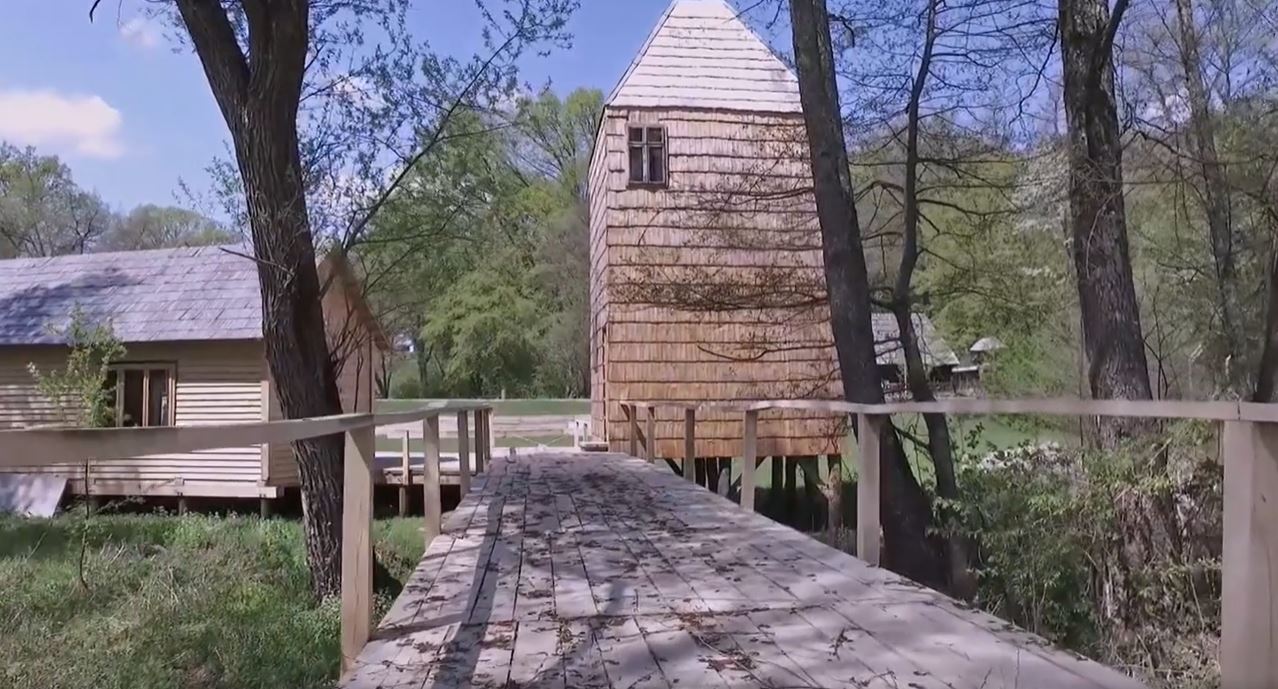 VIDEO | Alei senzoriale, în Muzeul ASTRA. Vizitatorii pot merge desculți pe un traseu cu elemente din lemn, piatră, nisip, cărămidă sau scoarță de copac