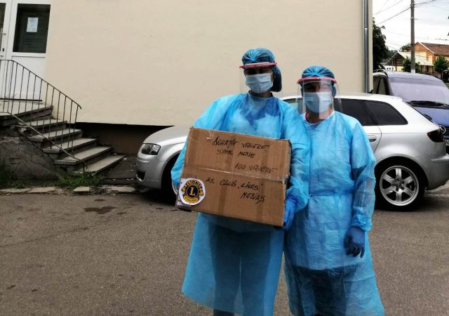 Clubul Lions Mediaș a donat viziere Spitalului Municipal din oraș, farmaciilor și medicilor de familie