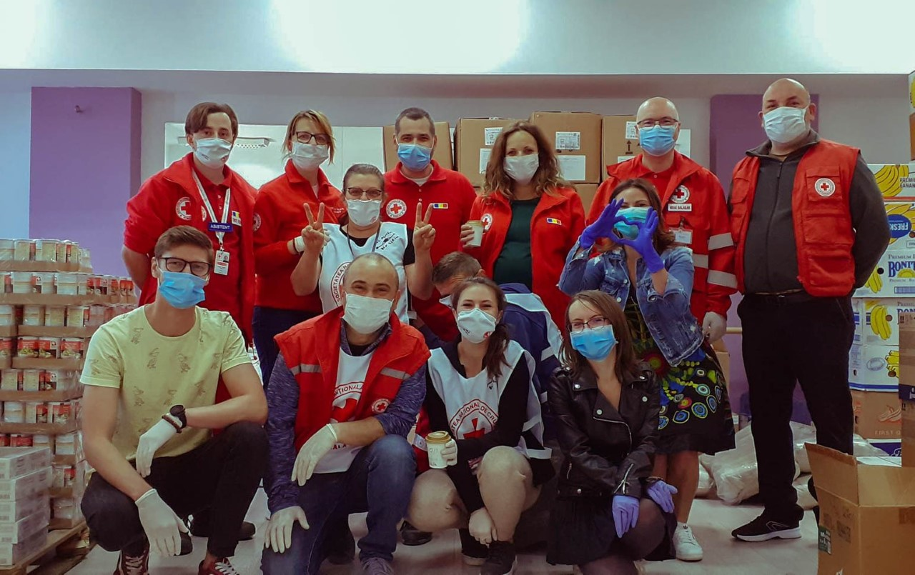 FOTO: Sute de kilograme de alimente și biocid produs la Sibiu, distribuite de Crucea Roșie