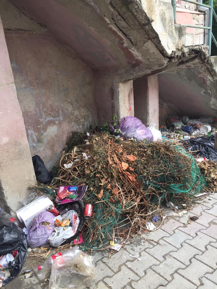 FOTO: Au depozitat gunoaiele pe o stradă centrală din Mediaș
