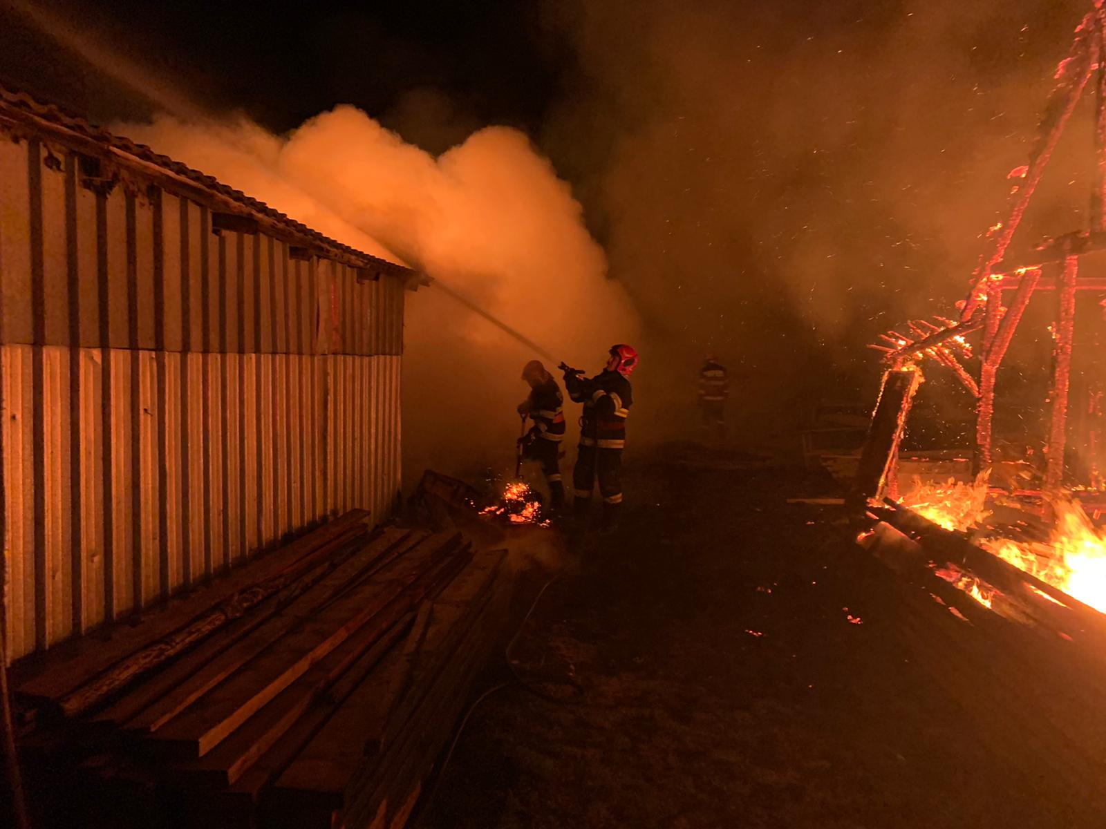 FOTO: Atelier și 15 tone de fân, distruse de un incendiu la ieșirea din Sibiu