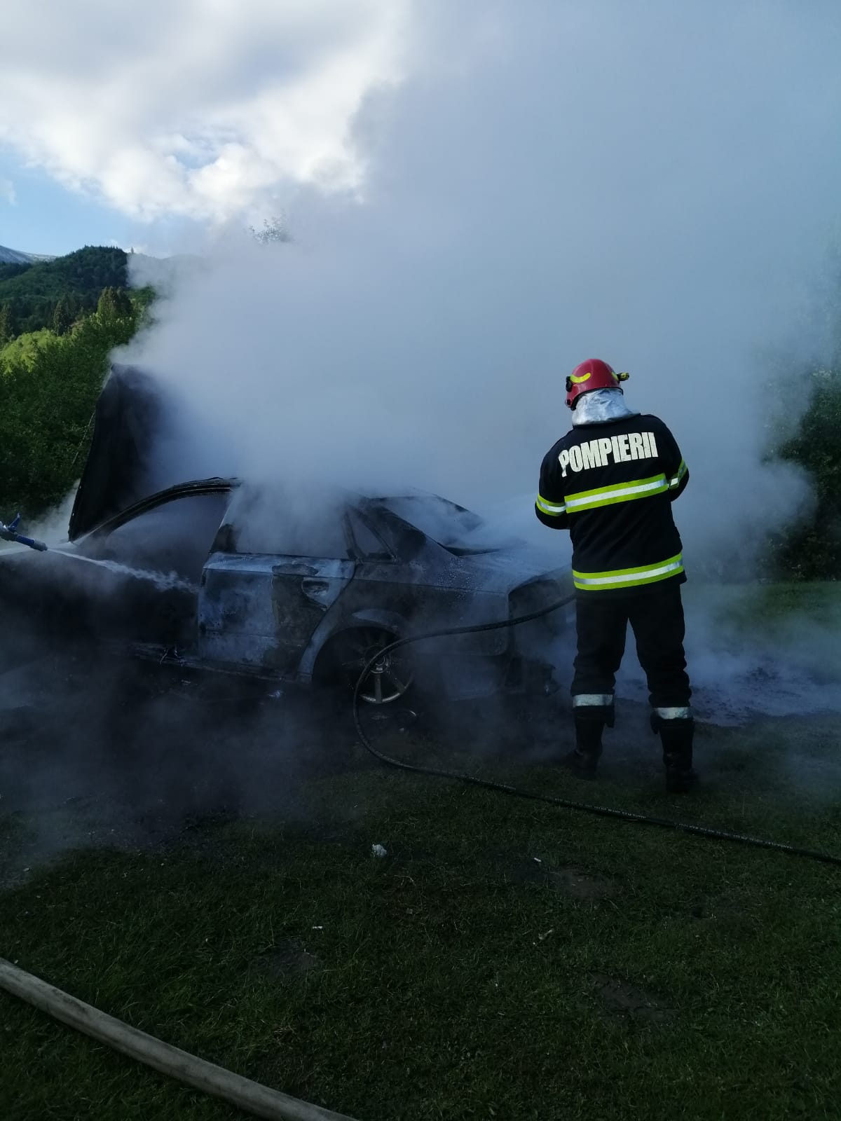 FOTO: Un autoturism a ars în urma unui incendiu