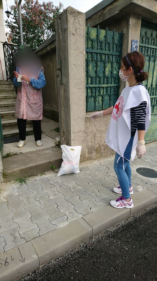 FOTO: Peste 120 de kilograme de alimente distribuite de Crucea Roșie Mediaș