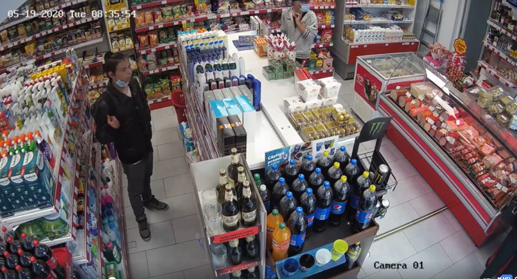 FOTO: Tineri căutați pentru furt dintr-un magazin