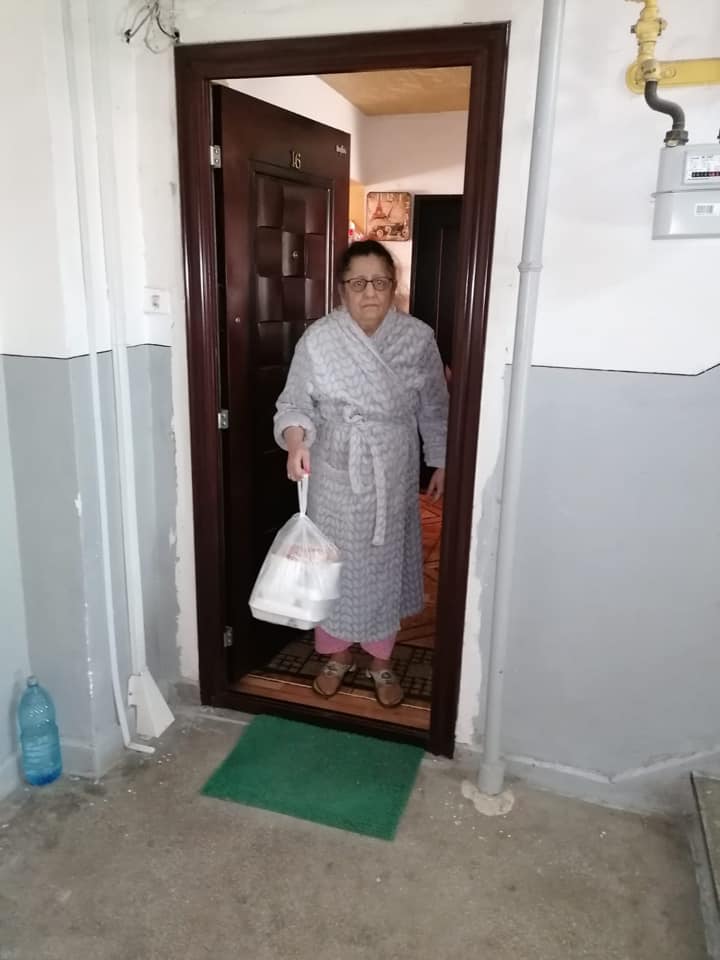 Peste 100 de vârstnici din Mediaș sprijiniți și în perioada stării de alertă