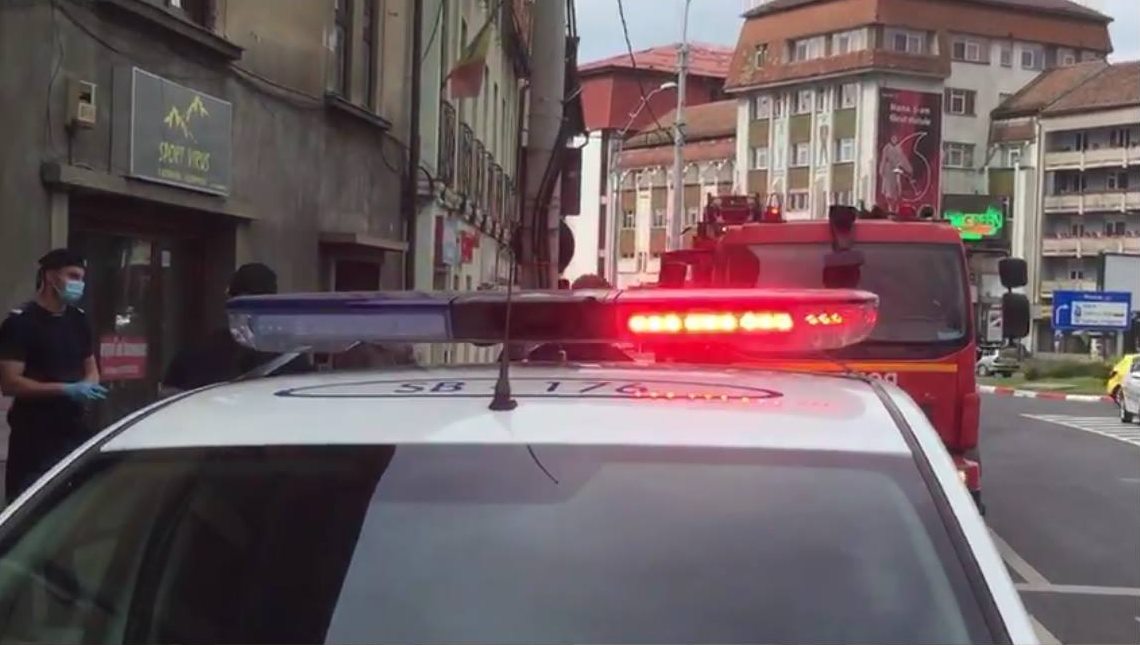 VIDEO: Un sibian aflat în carantină a încercat să se arunce de la etajul 2