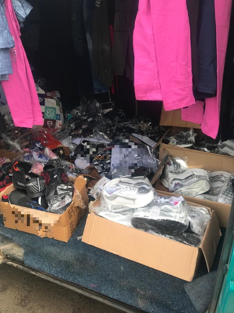 Polițiștii sibieni au confiscat sute de articole de îmbrăcăminte